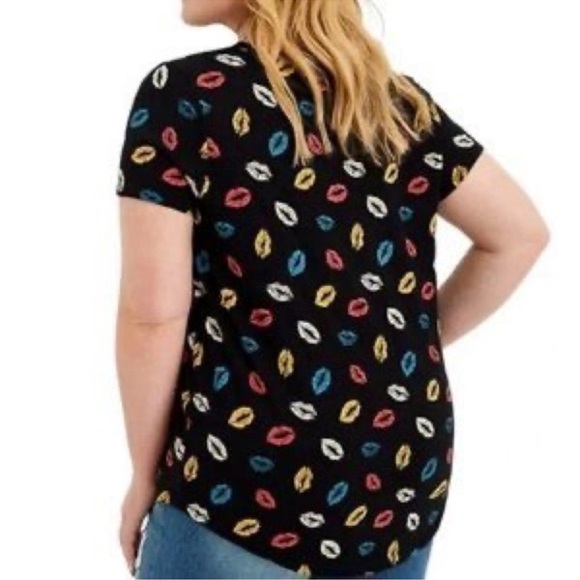 Torrid Classic Fit Stretch Tee Kisses Print V-Neck with Cap Sleeves 4X - Picture 2 of 7